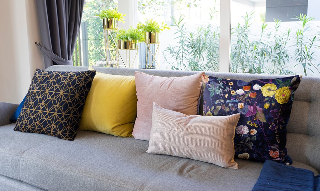 How to arrange pillows on the sofa?