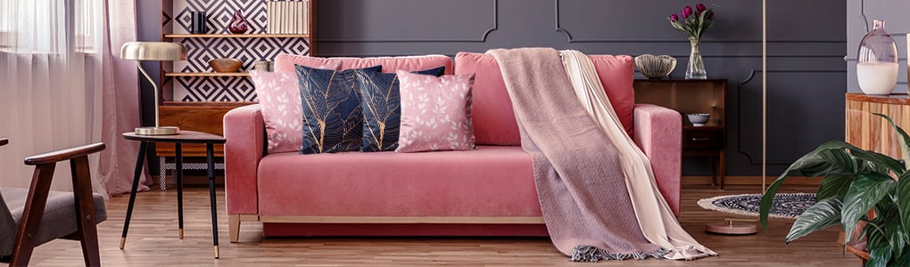 How to arrange pillows on the sofa?